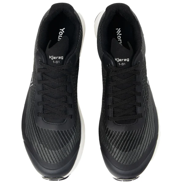 Sapatilhas desportivas pretas com detalhes cinzentos e sola branca, texto Kjerag 1-01 e Motiv