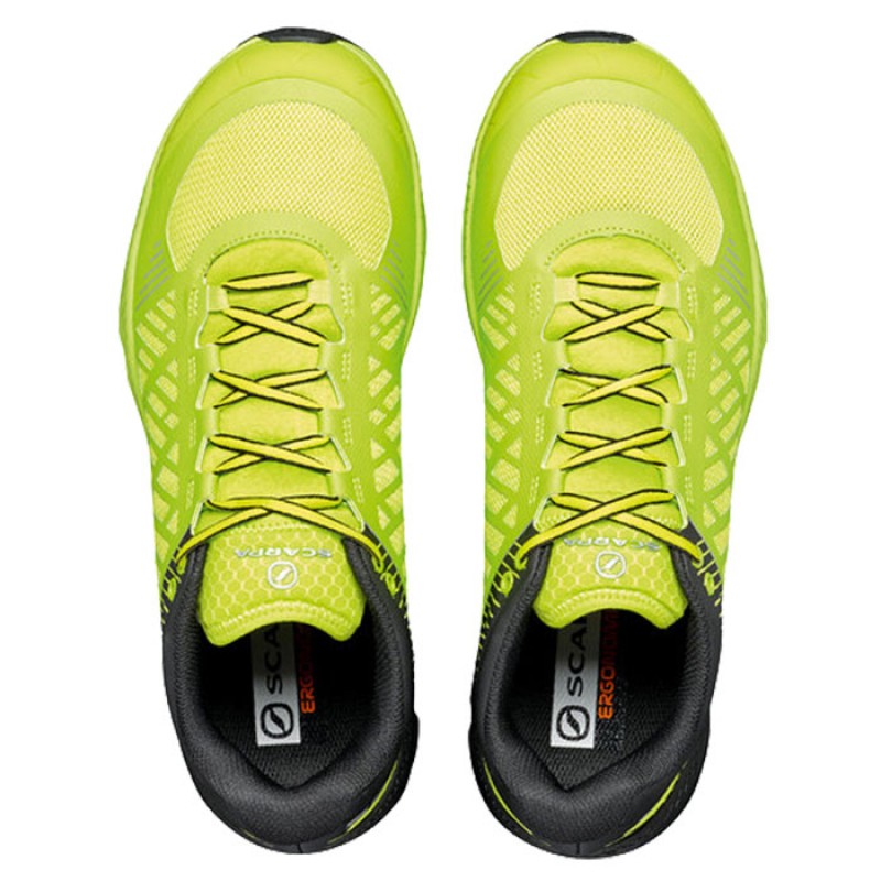 Par de sapatilhas desportivas amarelas com detalhes pretos e amarelos claros