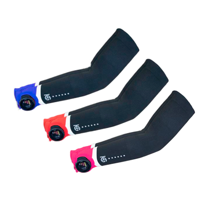 Três mangas desportivas pretas com punhos azul, vermelho e rosa e texto KG em branco