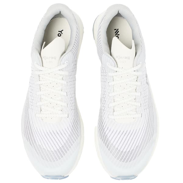 Ténis brancos unissexo com sola branca vistos de cima