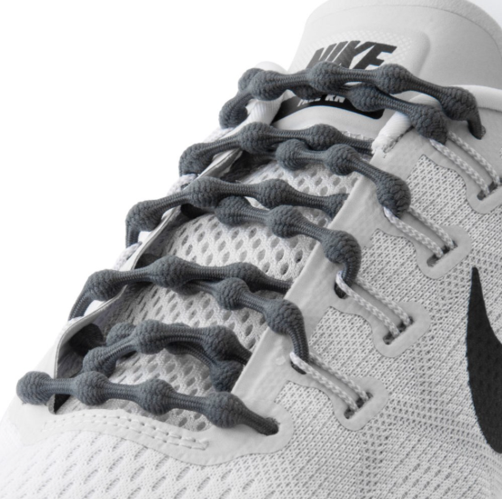 Tênis desportivo branco com atacadores cinzentos e logótipo Nike preto