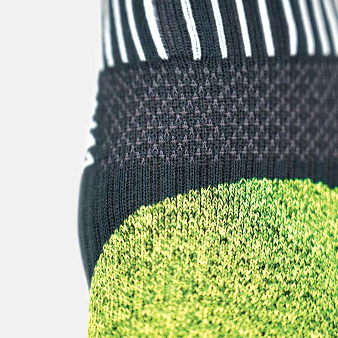 Meia desportiva preta e verde lima com riscas brancas