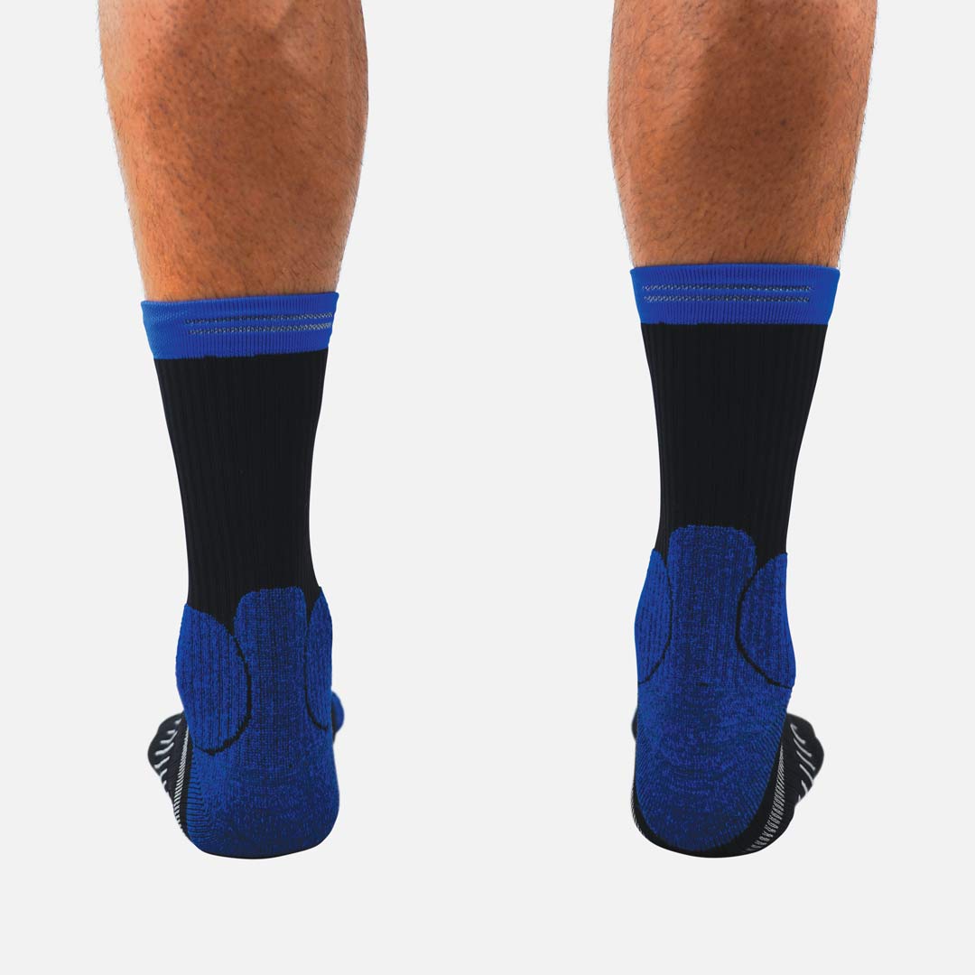 Meias desportivas pretas e azuis num fundo branco