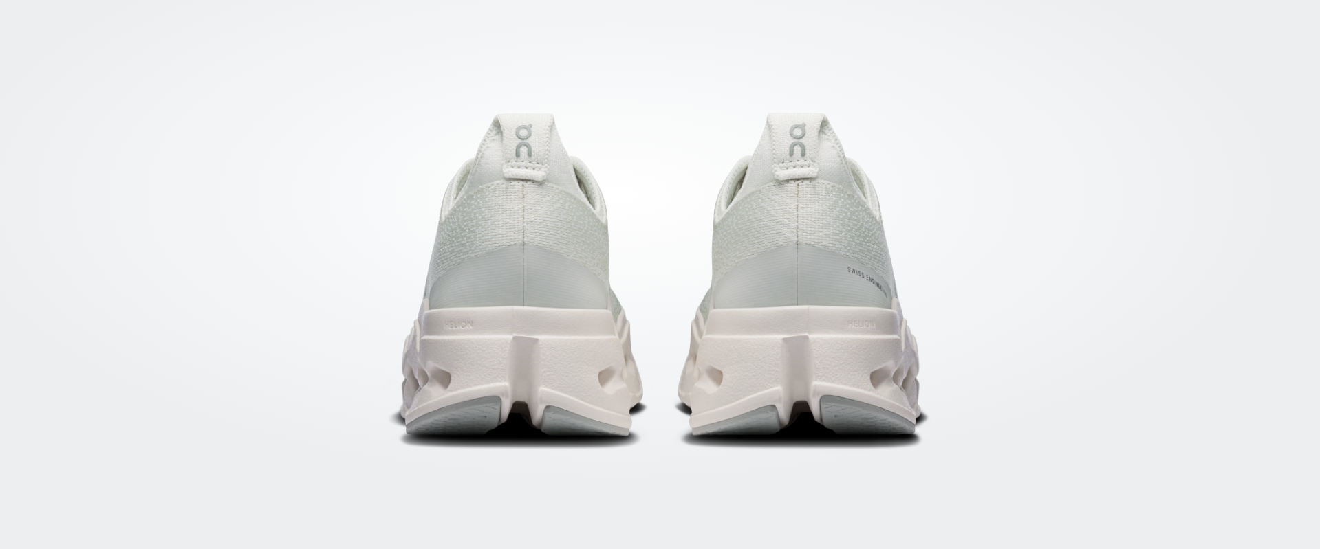 Par de sapatilhas desportivas brancas vistas de trás