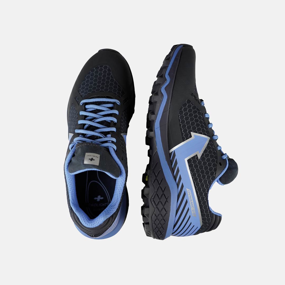 Par de sapatilhas pretas e azuis lado a lado sobre fundo branco