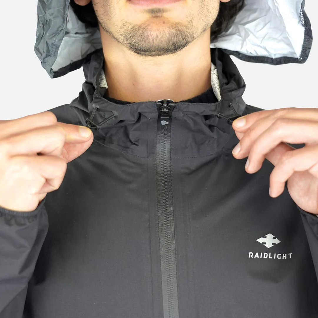 Casaco impermeável preto com logo RAIDLIGHT e capuz ajustável.