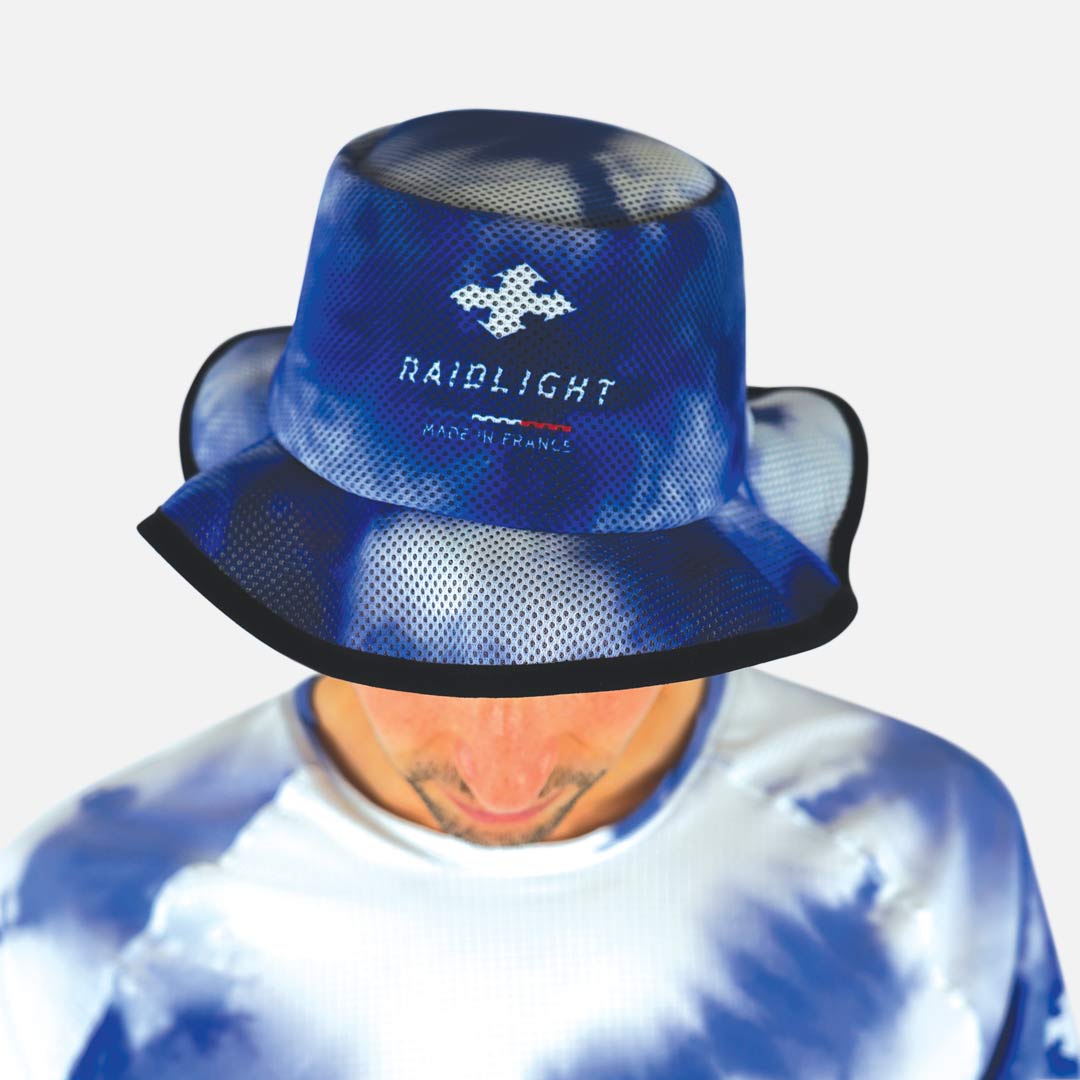 Chapéu bucket azul e branco com logótipo RAIDLIGHT