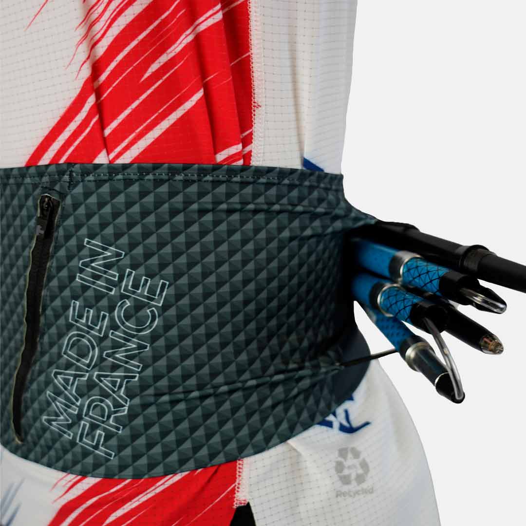 Cinto tático preto com texto MADE IN FRANCE e três setas com pontas metálicas