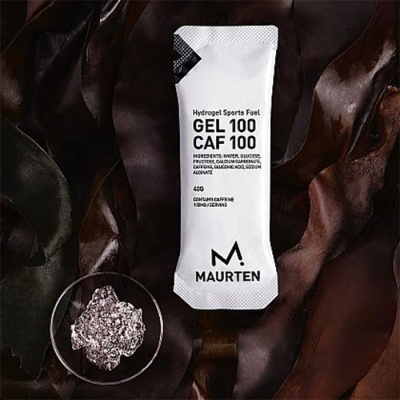 Sachê branco de gel energético MAURTEN GEL 100 CAF 100 com gel em prato transparente sobre fundo com algas escuras