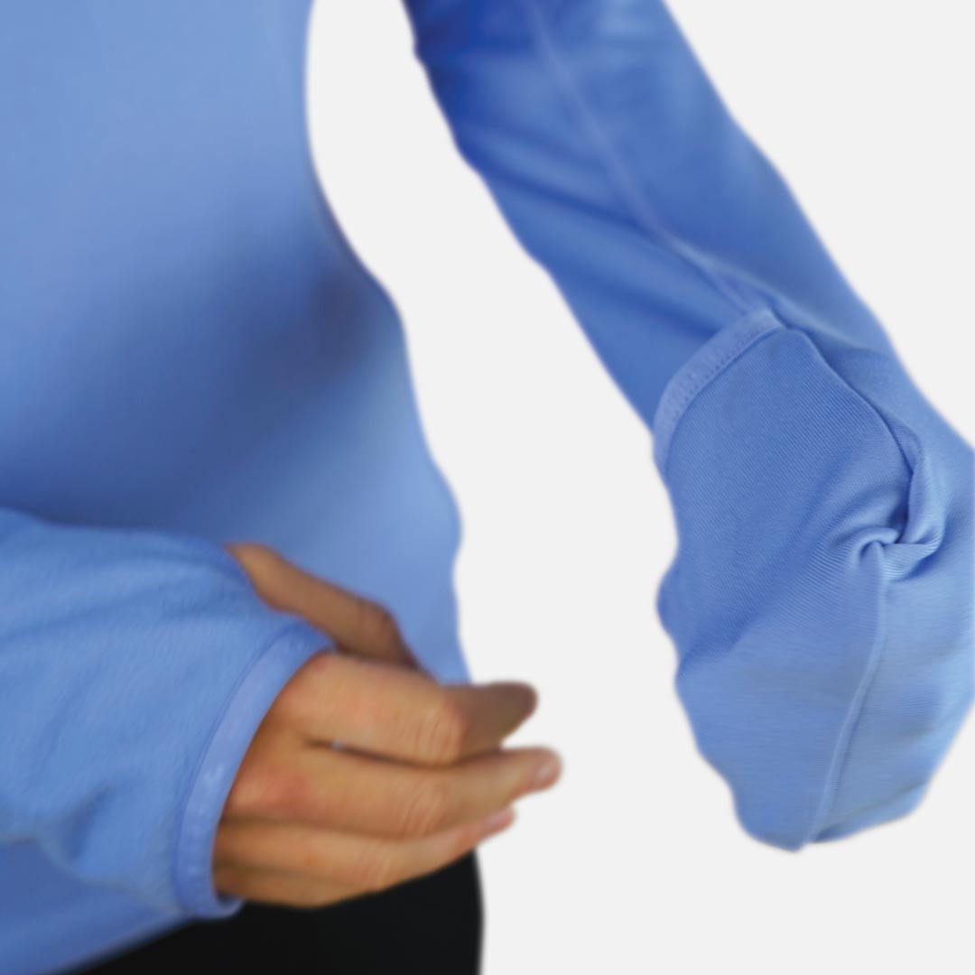 Mangas compridas de tecido azul claro com ajuste no punho