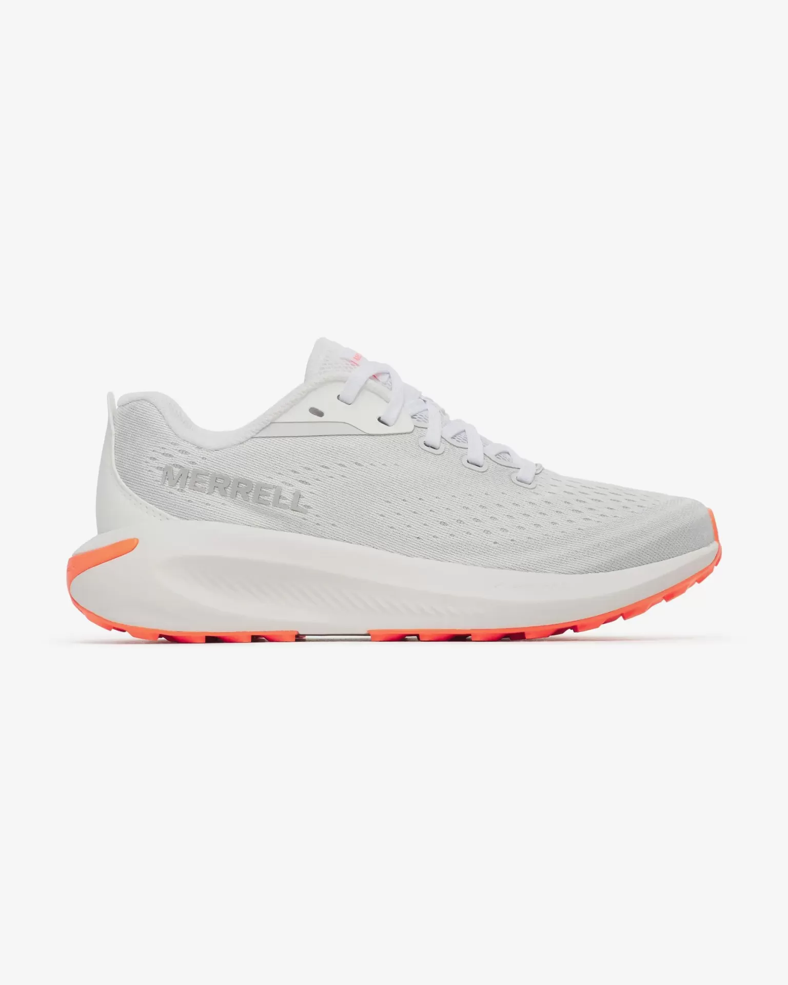 Ténis branco com detalhes laranja e logo MERRELL na lateral