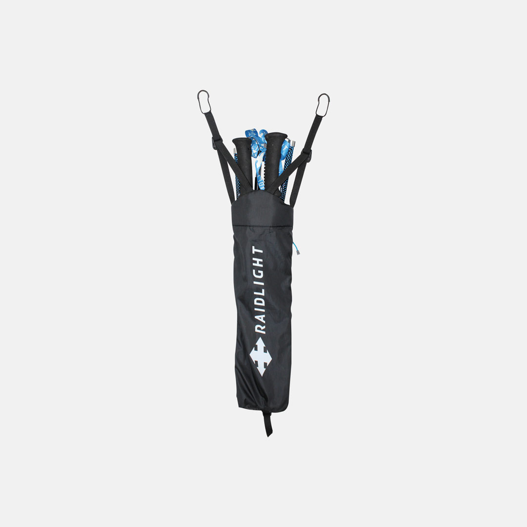 Estojo preto com bastões de caminhada azuis e pretos