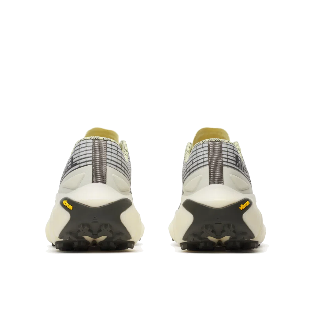 Par de sapatilhas desportivas cinza e bege visto de trás com sola Vibram preta e bege