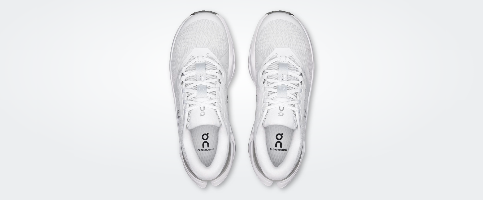 Par de ténis desportivos brancos vistos de cima