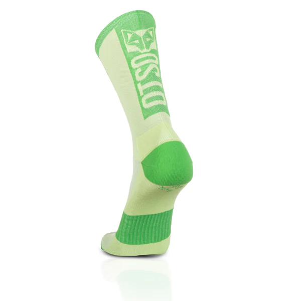 Meia desportiva creme e verde com texto OSSO.