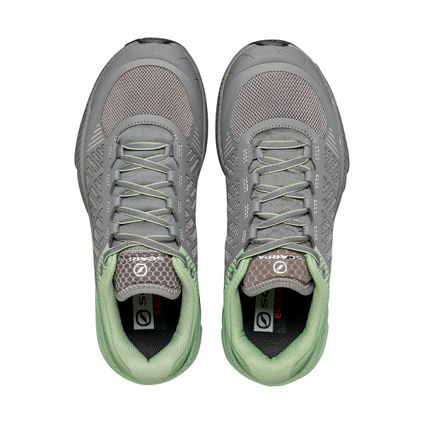 Par de ténis de corrida cinzentos com forro verde claro vistos de cima