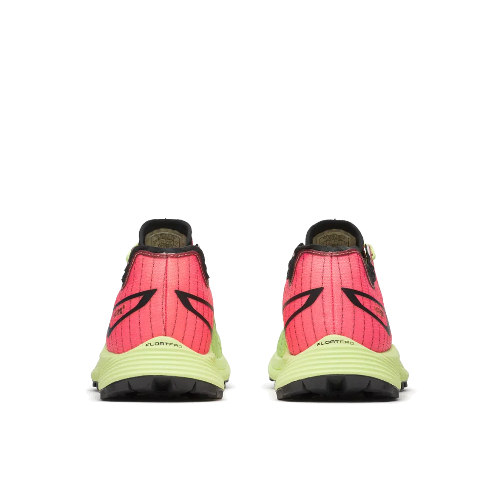 Sapatilhas desportivas rosa e amarelas vistas de trás