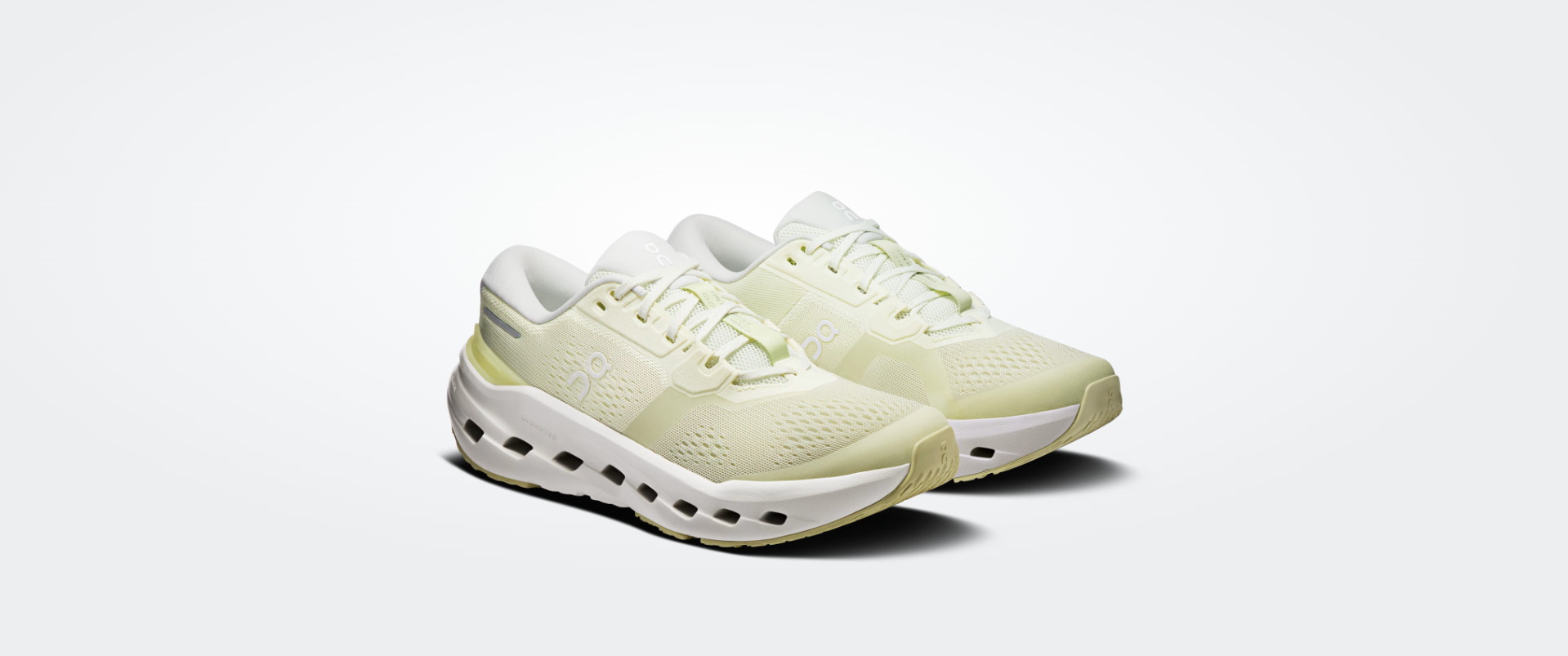 Ténis amarelo claro com sola branca e logótipo on