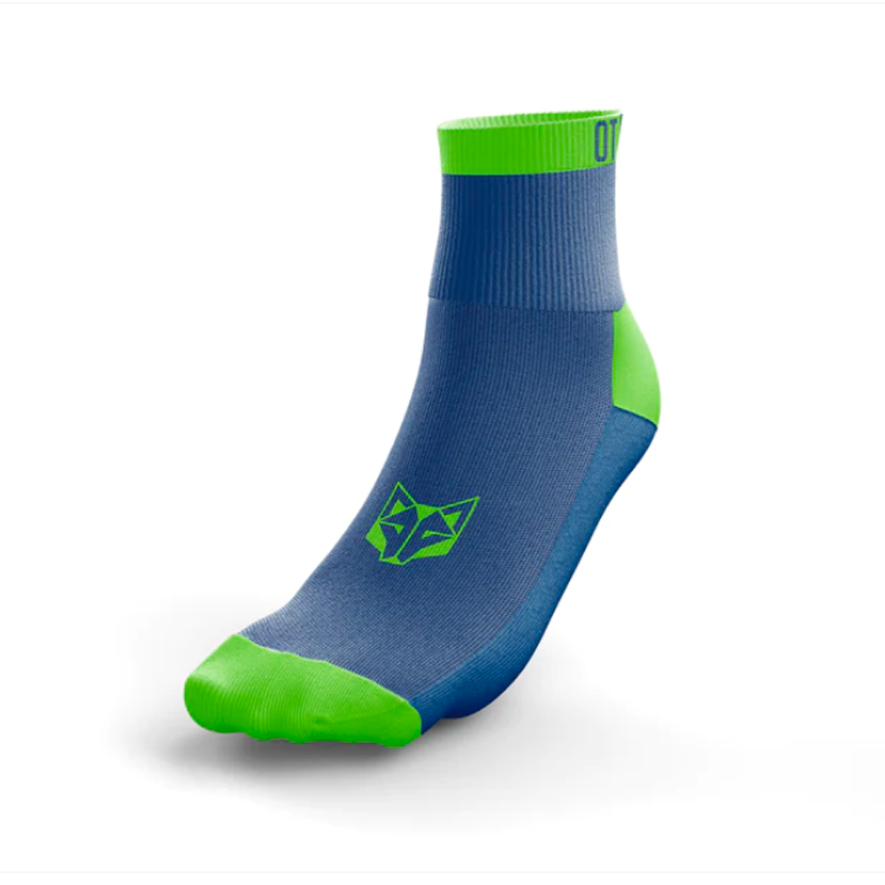 Meia desportiva azul com detalhes verdes e logo de raposa