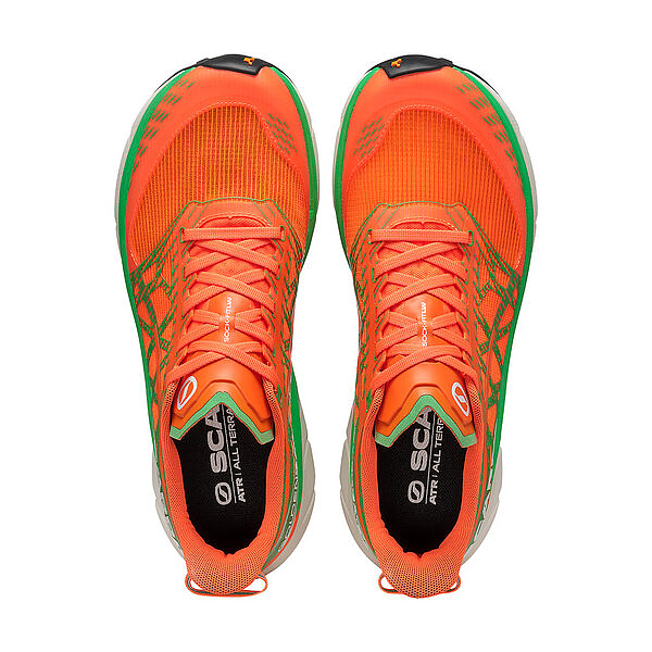 Sapatilhas de corrida laranja e verde da marca SCARPA vistas de cima