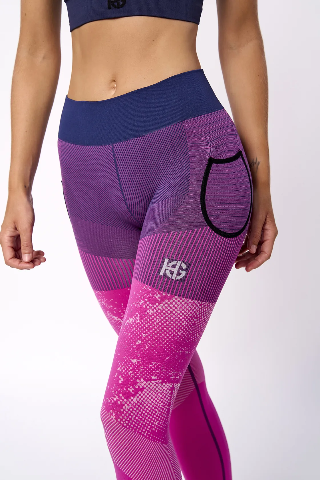 Leggings desportivas rosas e roxas com bolso lateral e cós azul escuro