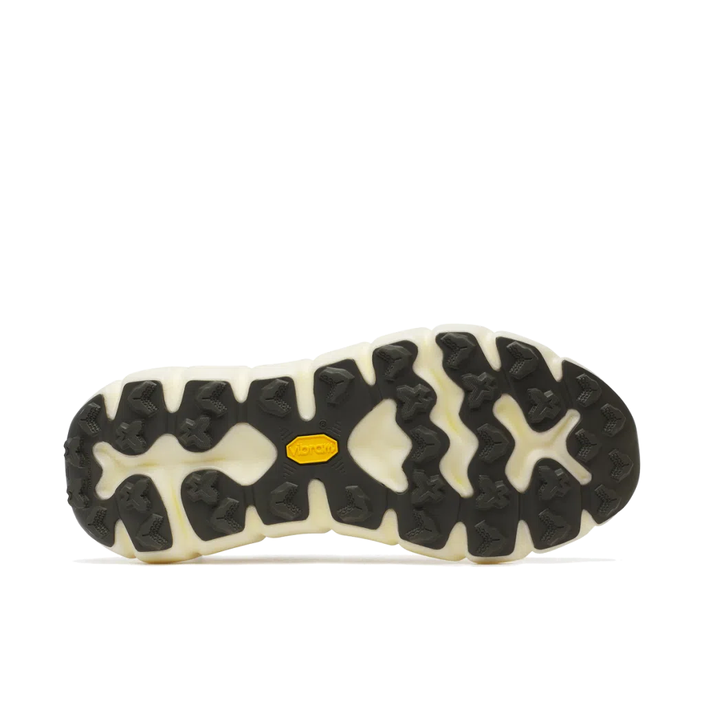 Sola de sapato preta e branca com selo amarelo Vibram