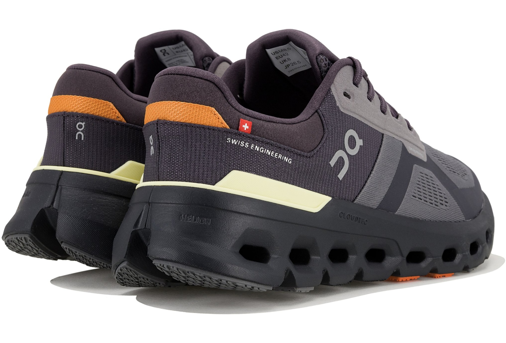 Ténis desportivos preto, cinza, laranja e bege com sola preta e detalhes em tecido.