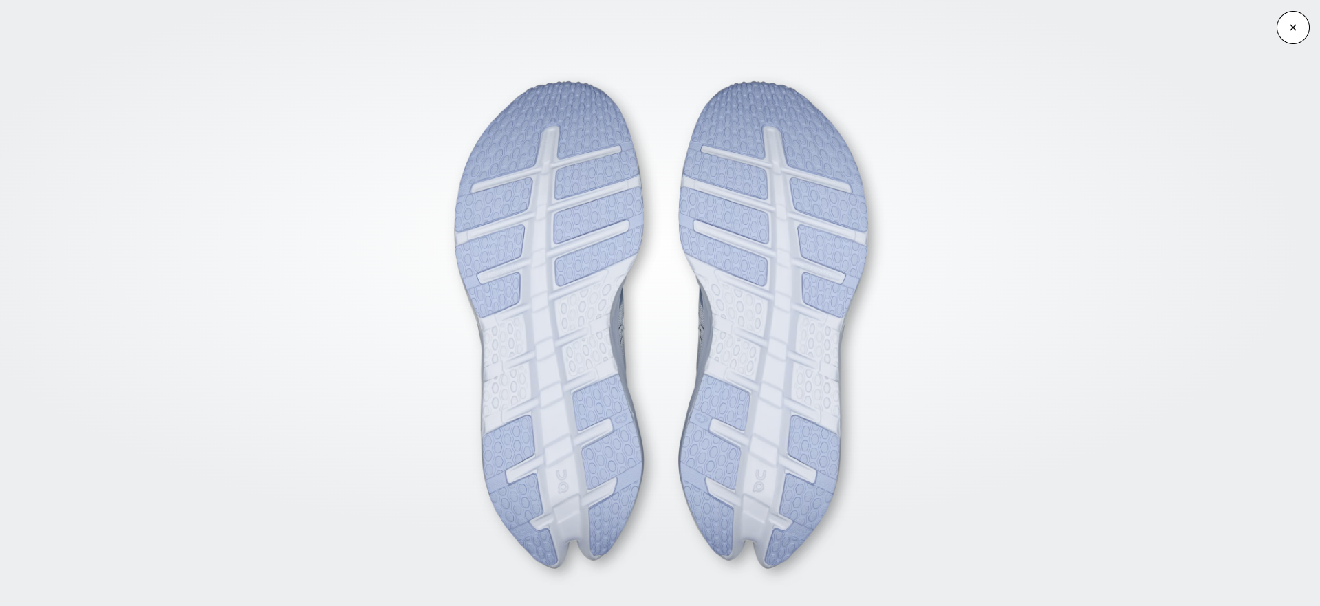 Solado de ténis azul claro com detalhes brancos e padrão em relevo