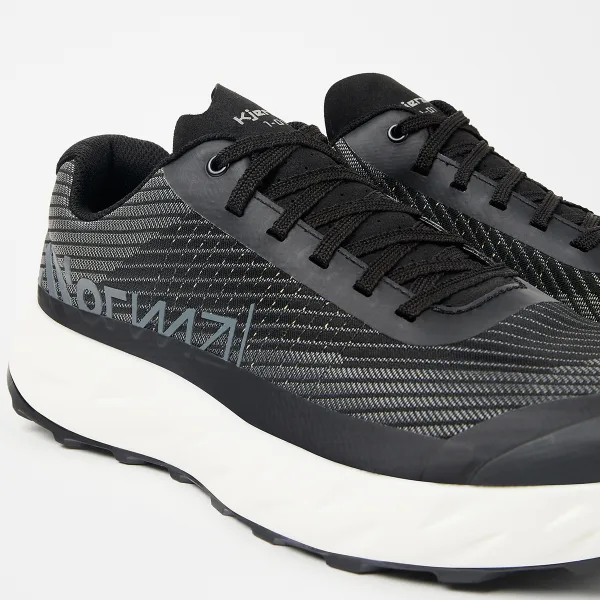 Ténis desportivos pretos e cinzentos com sola branca e marca KARL LAGERFELD