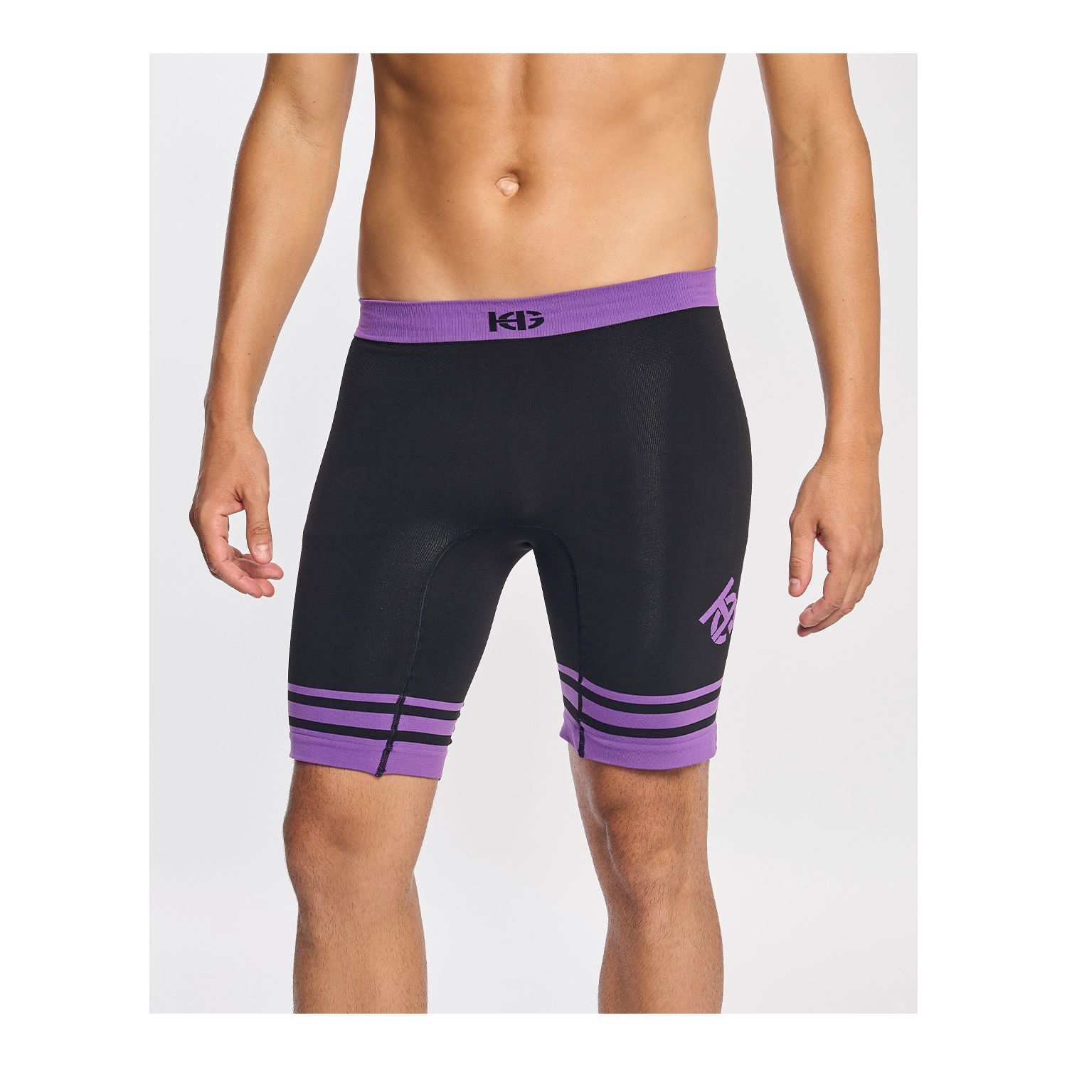 Bermuda ciclismo preta com detalhes roxos e logotipos.