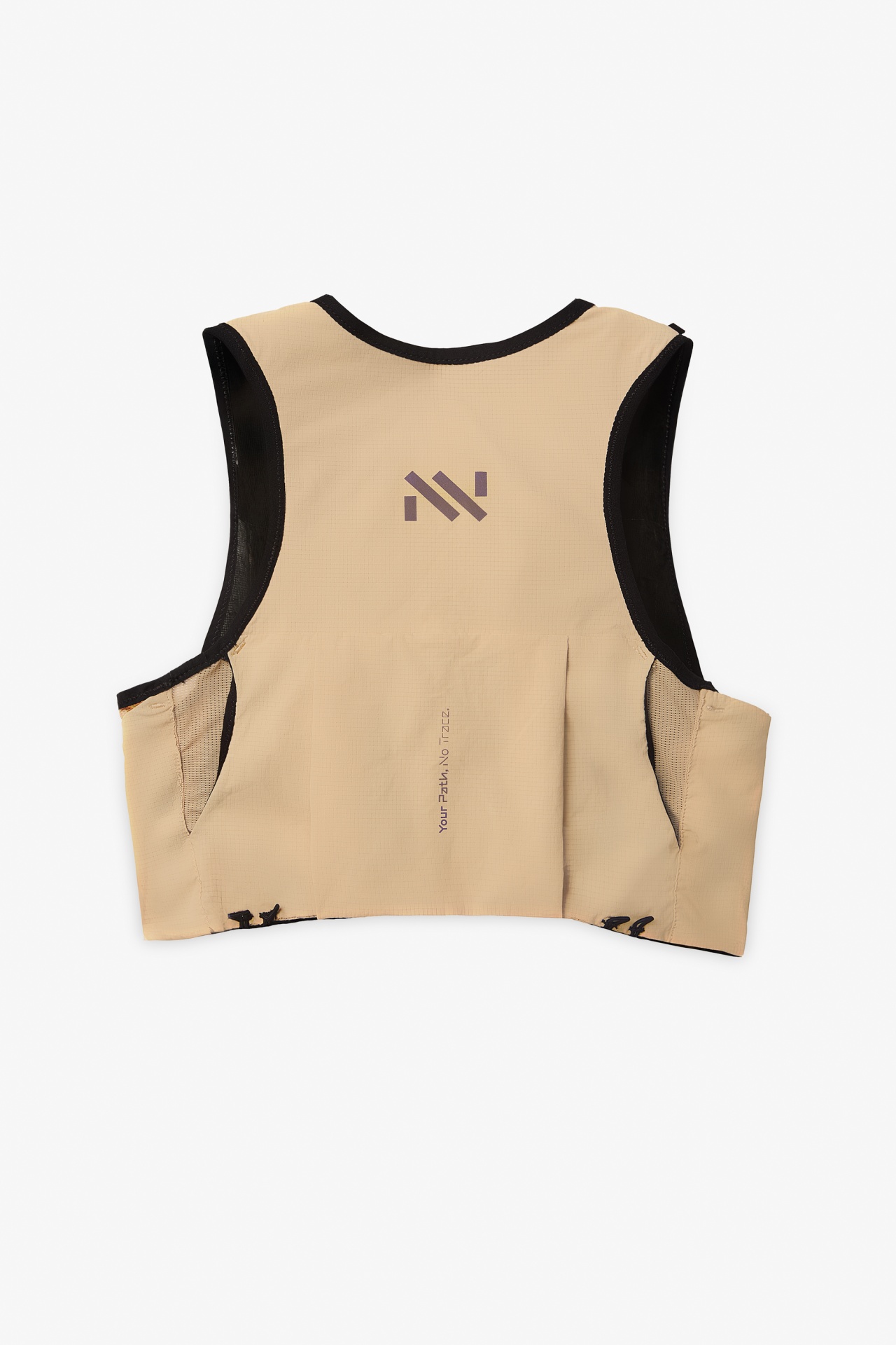 Colete desportivo bege com detalhes pretos e texto Your Path, No Trace
