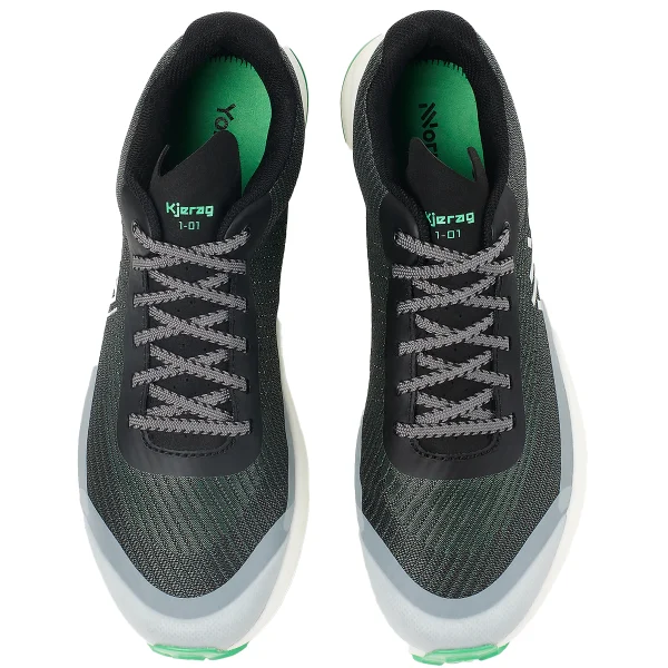 Ténis de corrida pretos com sola branca e interior verde vistos de cima