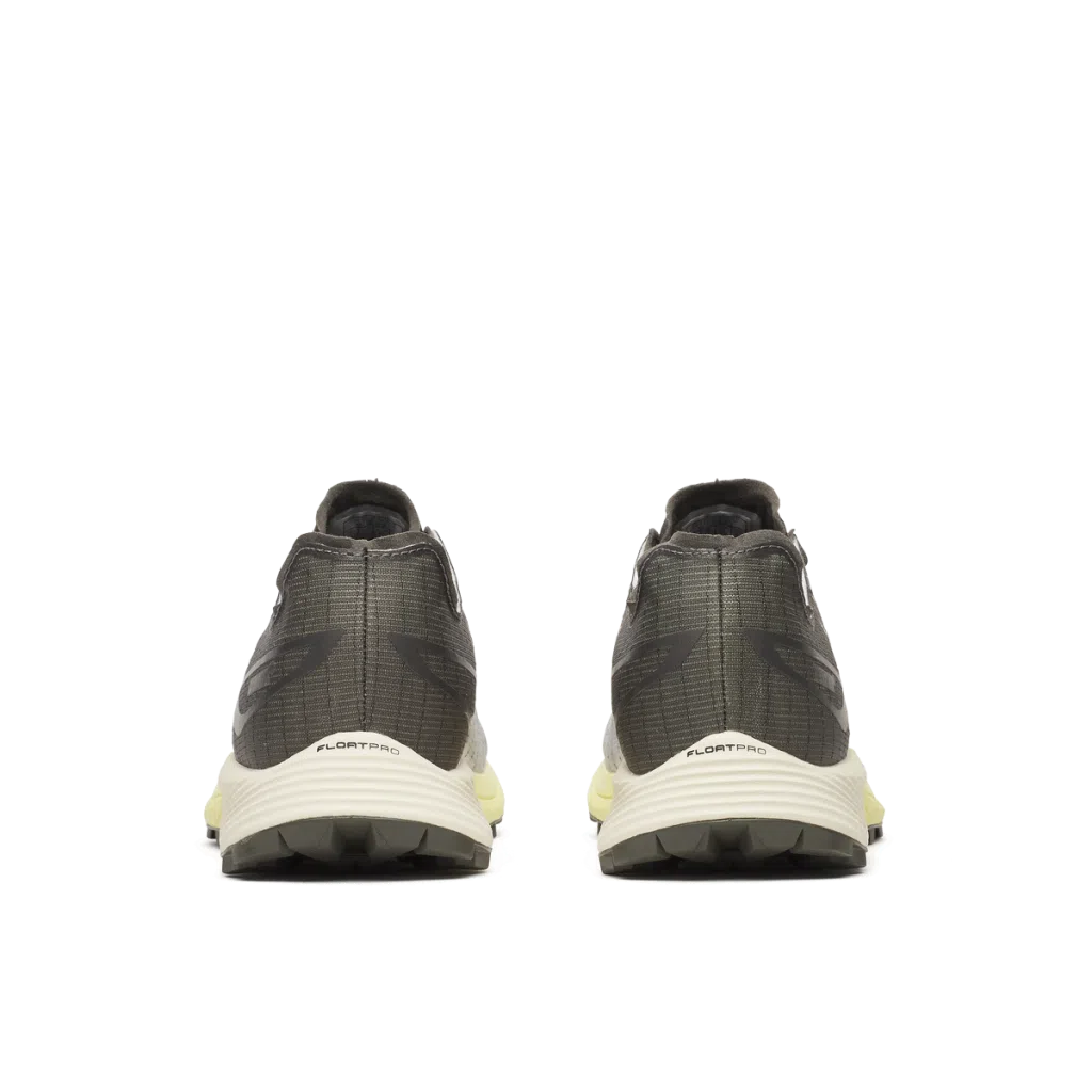 Sapatilhas desportivas cinzentas com sola branca e detalhes amarelos vistas de trás