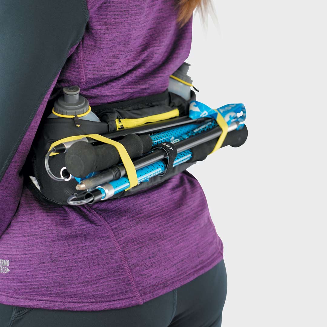 Cinto desportivo com garrafas e bastões de caminhada