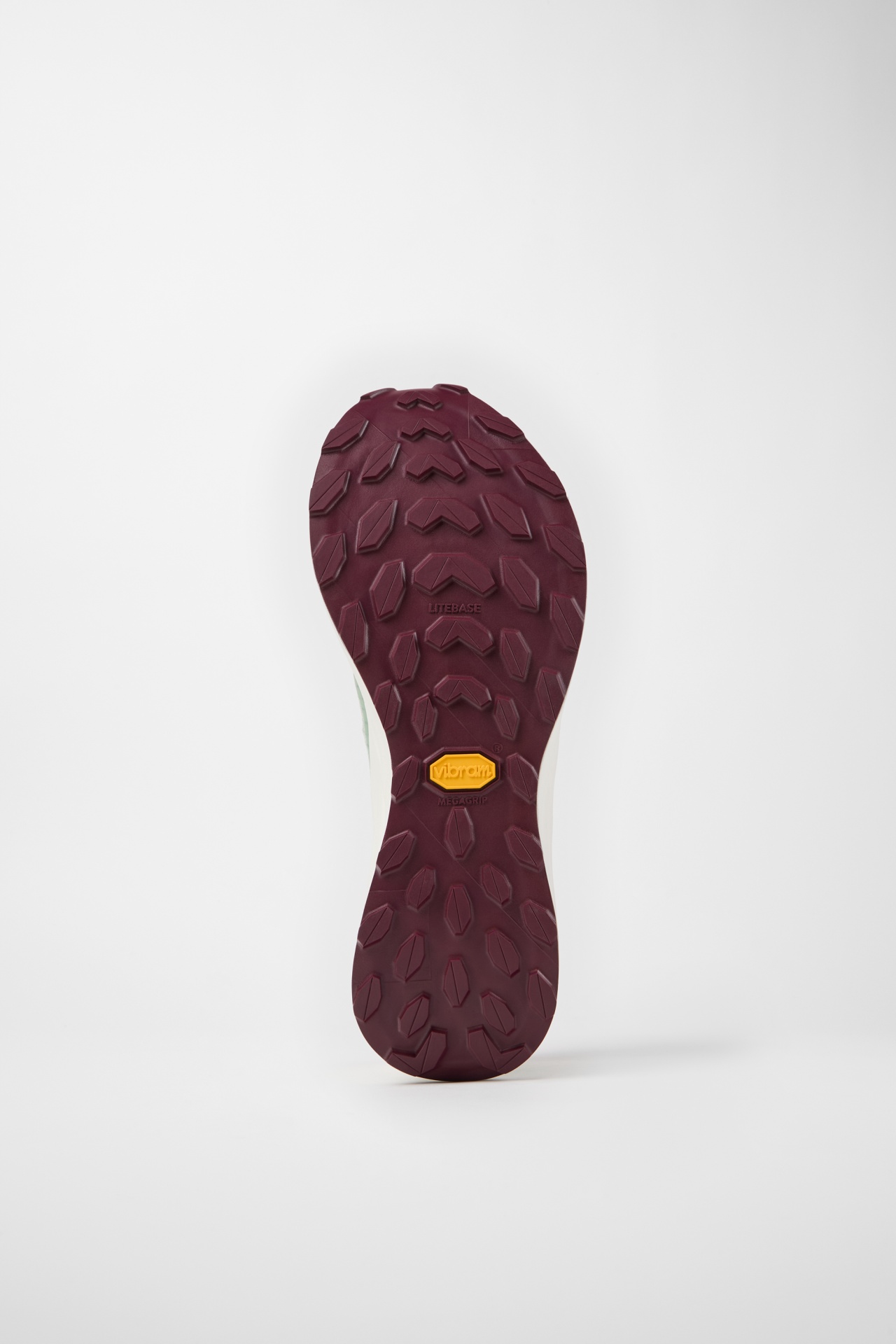 Sola de sapato bordô com textura antiderrapante e textos vibram, LITEBASE e MEGAGRIP