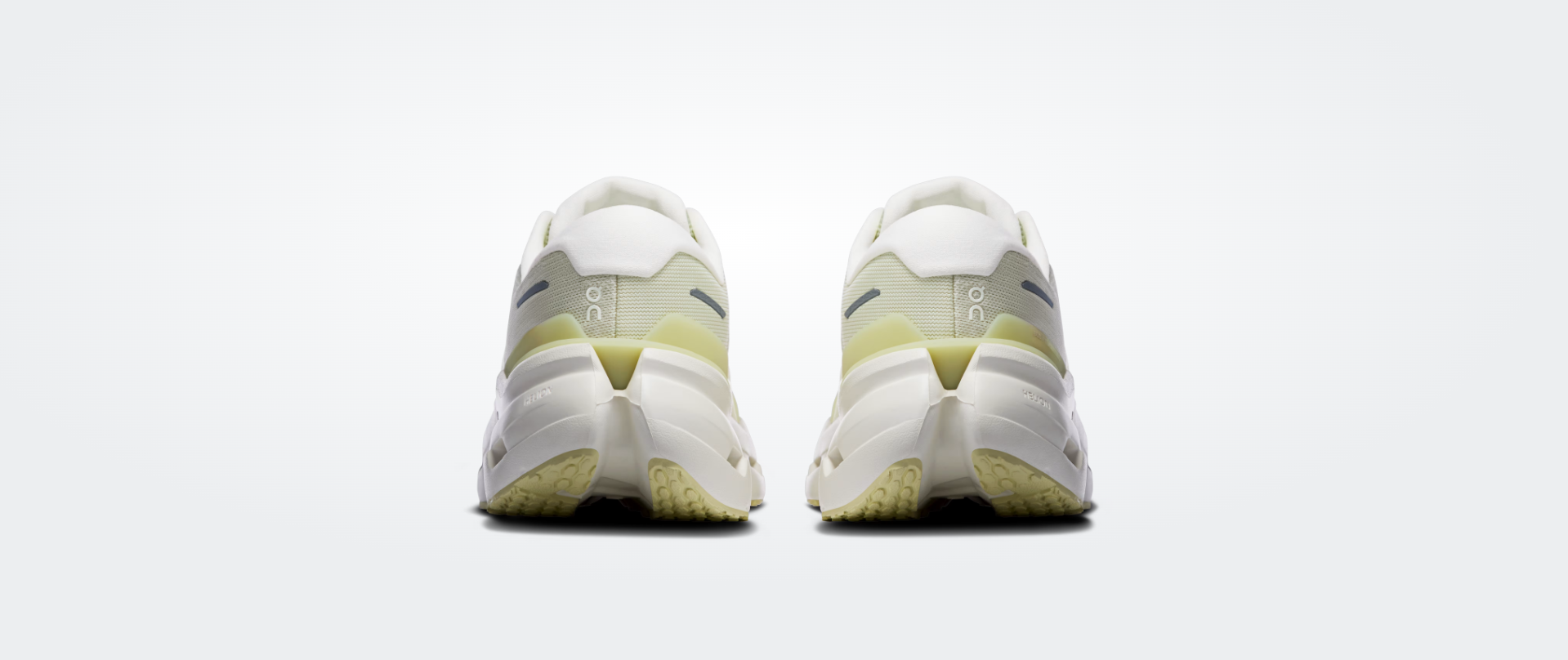 Sapatilhas desportivas brancas e verdes vistas de trás