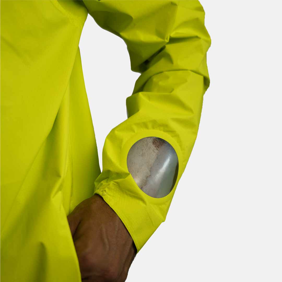 Manga de casaco impermeável amarelo com janela transparente no cotovelo