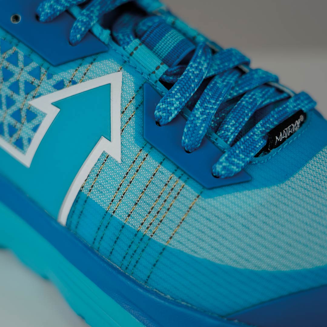 Ténis desportivo azul com cadarços e detalhe em seta branca