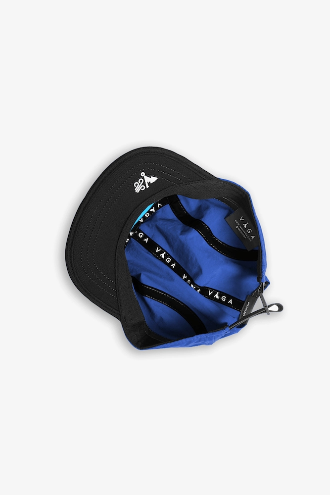 Boné preto com interior azul e detalhes em preto e branco