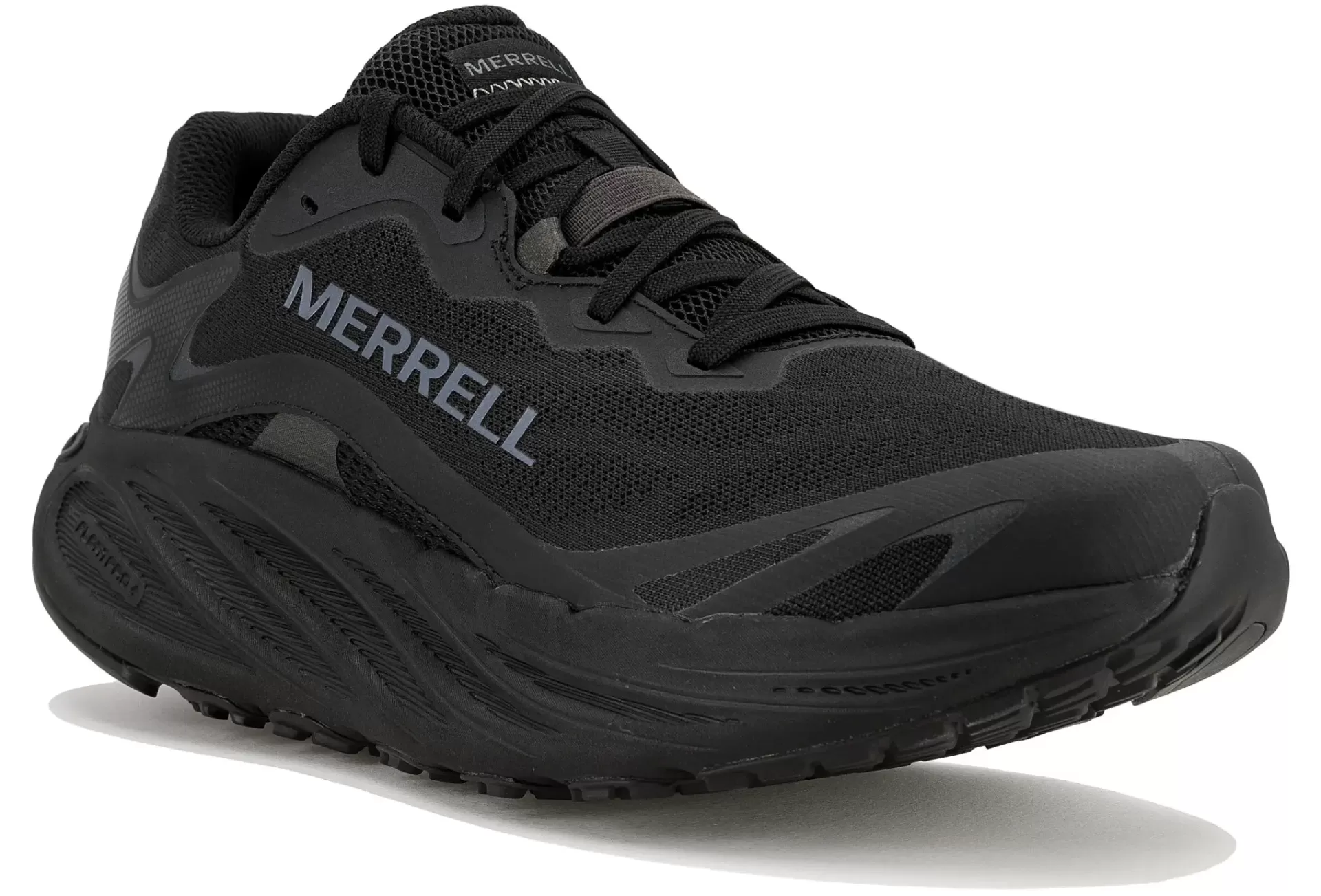 Tênis desportivo preto Merrell com sola robusta e texto MERRELL na lateral.