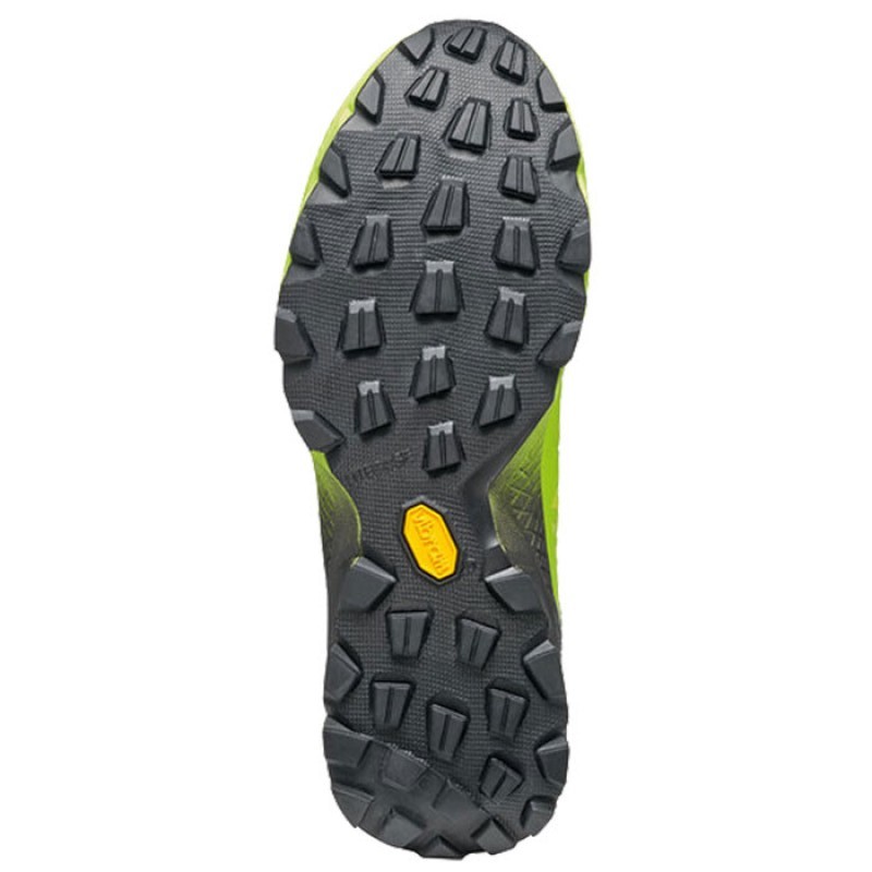 Sola preta de calçado desportivo com cravos e logo Vibram amarelo