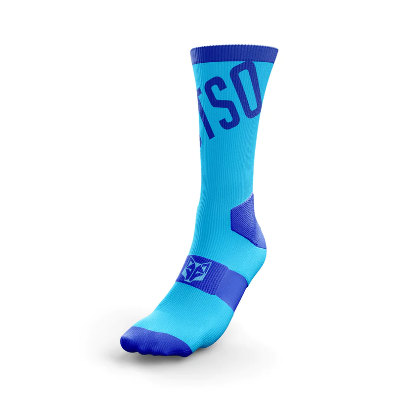 Meia desportiva azul clara e azul escura com texto ISO e logótipo