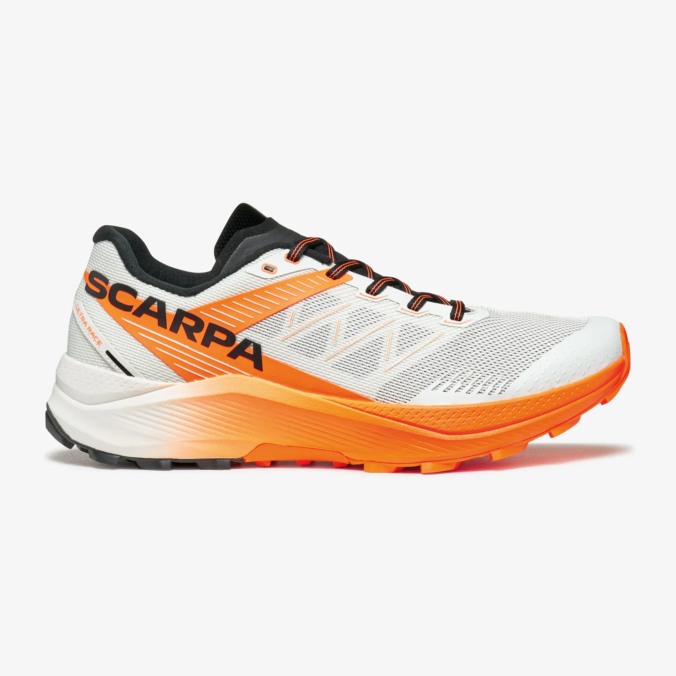 Ténis desportivo branco e laranja com sola robusta e marca SCARPA na lateral