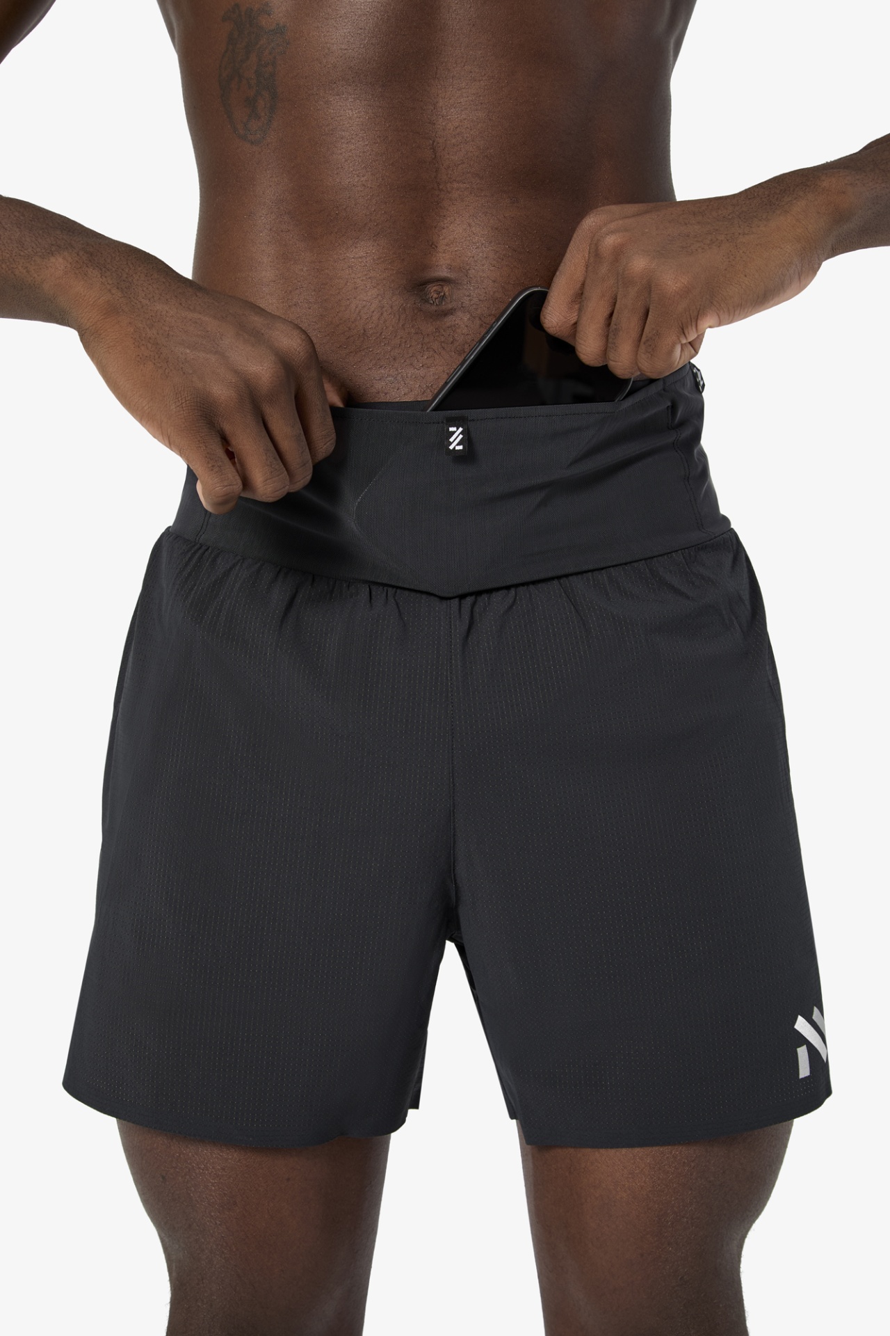 Shorts desportivos pretos com bolso na cintura para telemóvel.