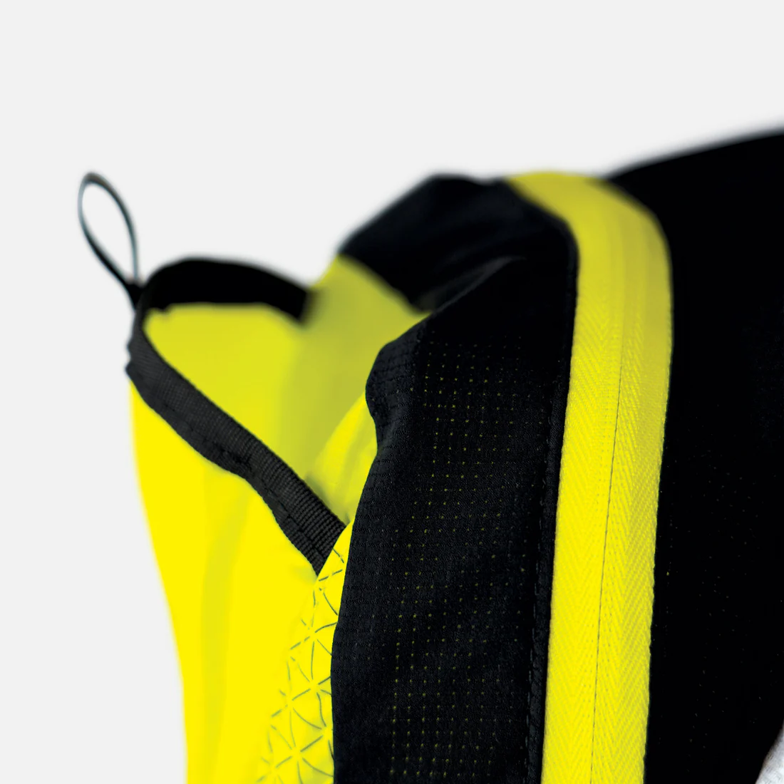 Detalhe de vestuário desportivo amarelo e preto com cordão preto