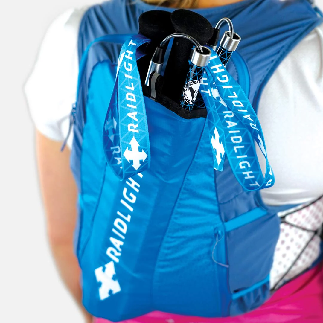 Mochila azul com bastões de caminhada e cordões RAIDLIGHT