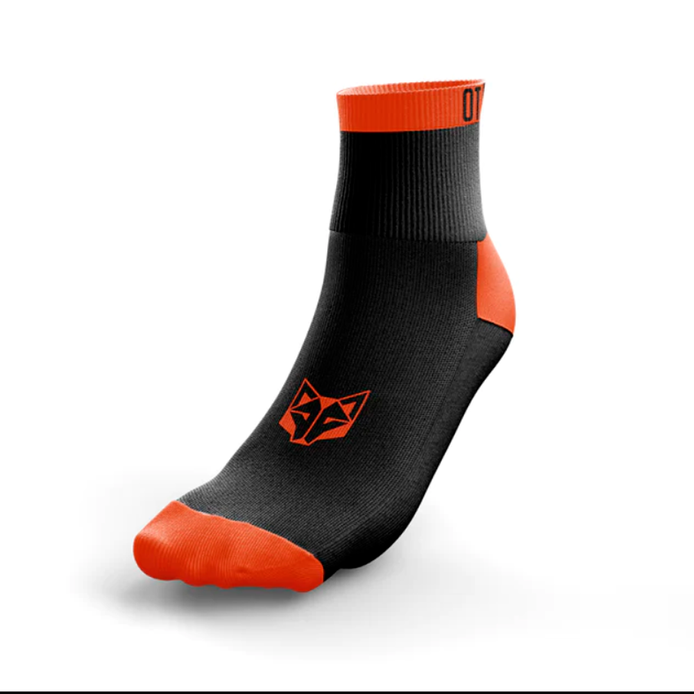 Meia desportiva preta com detalhes laranja e logótipo de raposa