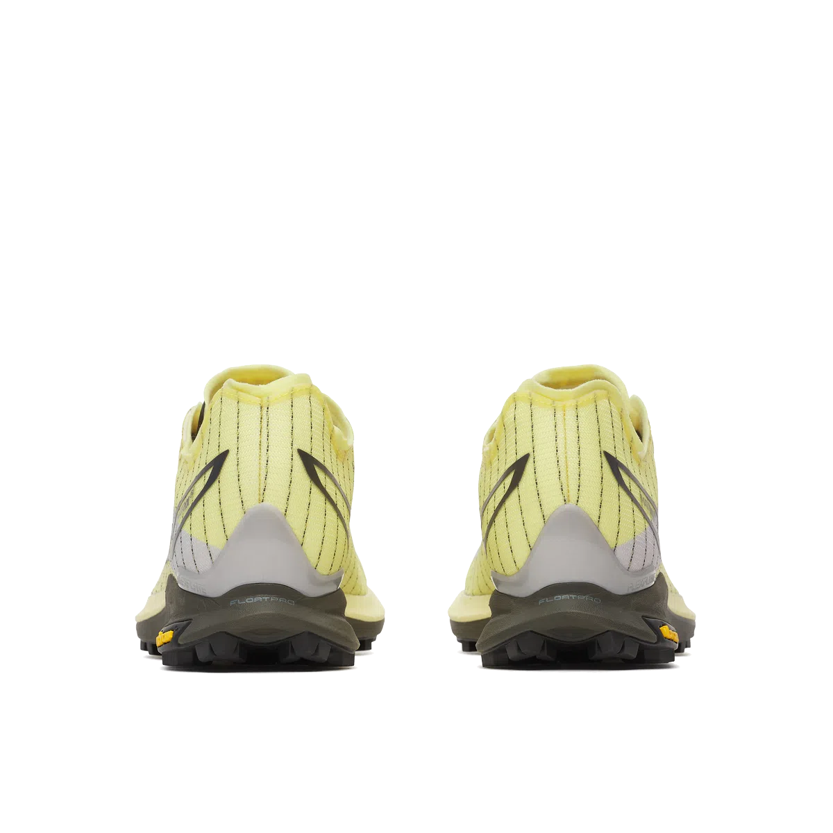 Ténis de corrida amarelos com riscas verticais pretas vistos de trás