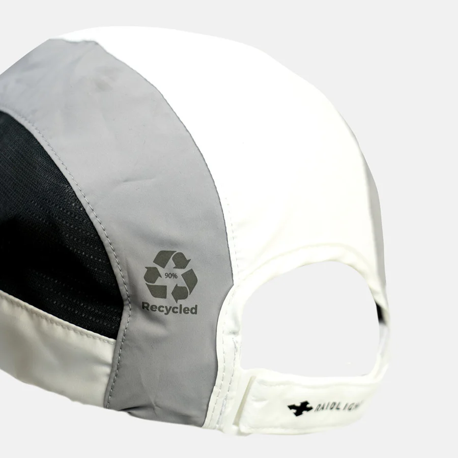 Boné desportivo branco, cinzento e preto com símbolo de reciclagem e texto 90% Recycled