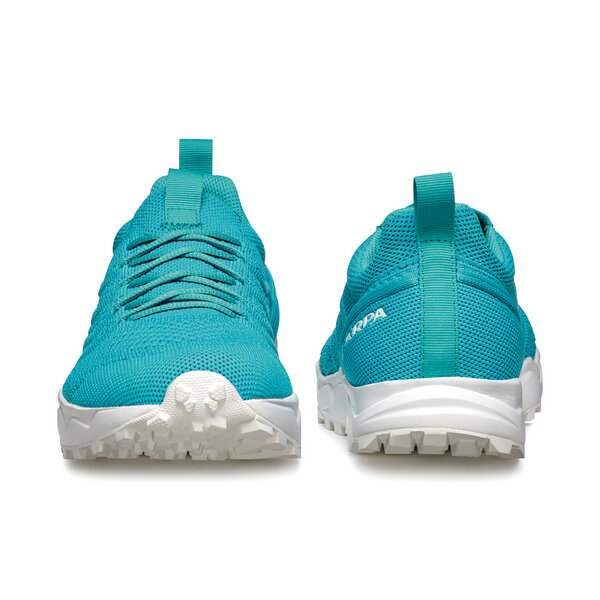 Ténis de mulher azul turquesa com sola branca e texto SCARPA